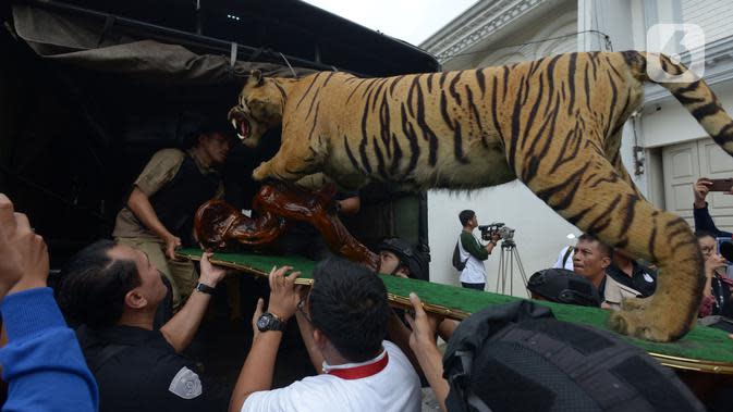 FOTO Polisi Sita Hewan  Langka  dari Rumah Koboi Lamborghini