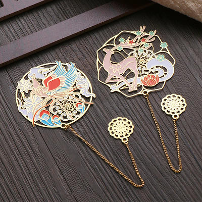 Chinese Style Metal Bookmarks Classical Hollowed Folding Fan Design Brass  Book Clip Flowers Fish Peacock Deer Phoenix Bookmark 