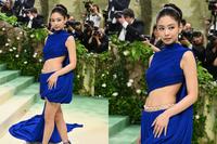 BLACKPINK Jennie連兩年登Met Gala！蠻腰美腿藏巧思