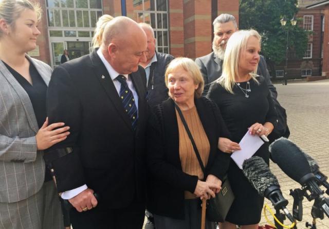 Mavis Eccleston, con su hija Joy Munn (a la derecha) y su hijo Kevin, en las afueras del Stafford Crown Court, después de que fuera absuelta de la acusación de asesinato y homicidio de su esposo Dennis. (PA)