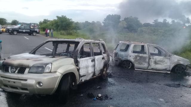 TEAPA, TABASCO, 01JULIO2019.- Al menos cinco vehículos fueron quemados por el crimen organizado, el lugar dejaron una manta en donde se amenazó a la Guardia Nacional, la cual supuestamente entra en operaciones el día de hoy en el estado. Los hechos ocurrieron en la carretera federal Teapa-Villahermosa, a la altura de la zona conocida como La Majahua. FOTO: CUARTOSCURO.COM