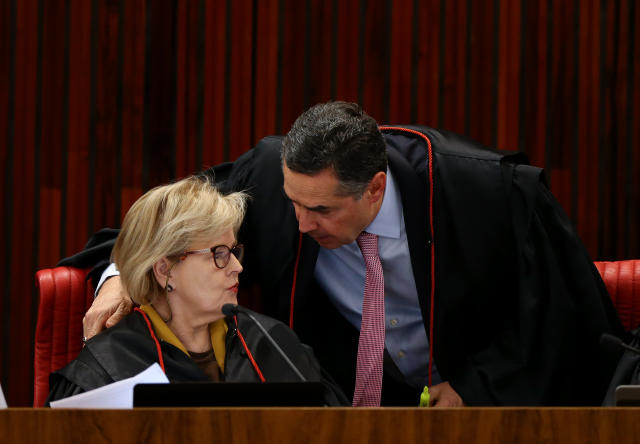 *ARQUIVO* BRASÍLIA, DF, 31.08.2018: Rosa Weber e Luís Roberto Barros- Sessão extraordinária do TSE, em Brasília. (Foto: Pedro Ladeira/Folhapress)