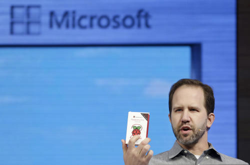 Microsoft Principal Program Manager Scott Hanselman speaks at Microsoft's annual "Build" conference in San Francisco, Wednesday, April 29, 2015. While Microsoft has already previewed some aspects of the new Windows 10, a parade of top executives will use the conference to demonstrate more software features and app-building tools, with an emphasis on mobile devices as well as PCs. (AP Photo/Jeff Chiu)