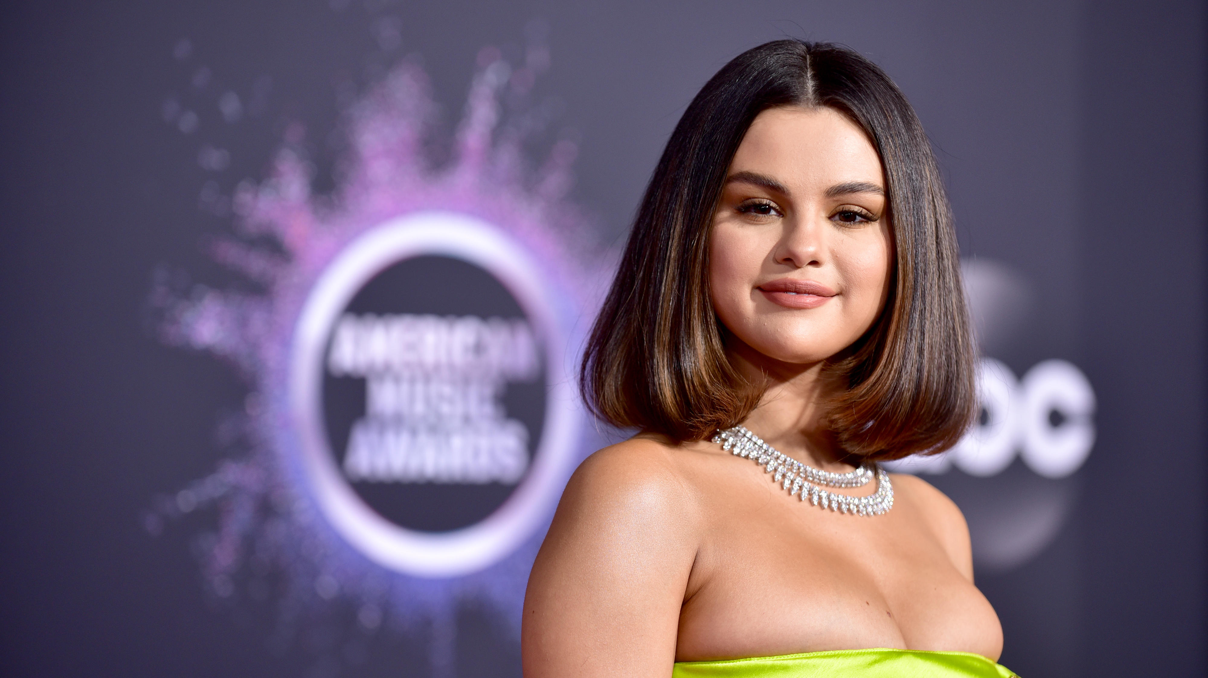 Selena rocks AMAs red carpet in lime green dress