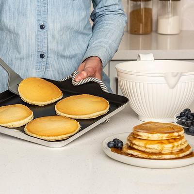 Medium Slanted Bacon Tray with Lid, Nordic Ware