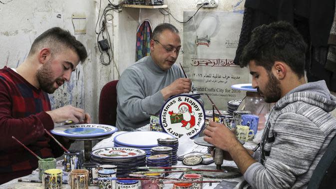FOTO Melihat Produksi Piring  Keramik  Natal di Palestina