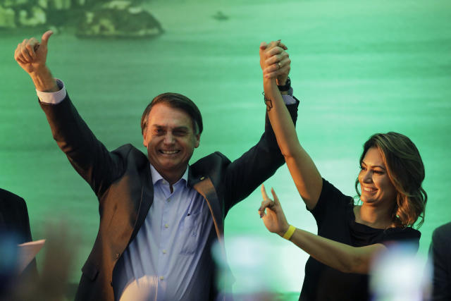 ARCHIVO - En esta fotografía de archivo del 22 de julio de 2018, el candidato presidencial Jair Bolsonaro, acompañado de su esposa, Michelle, acepta la candidatura presidencial del Partido Social Liberal, durante un acto en Río de Janeiro, Brasil. (AP Foto/Leo Correa, Archivo)