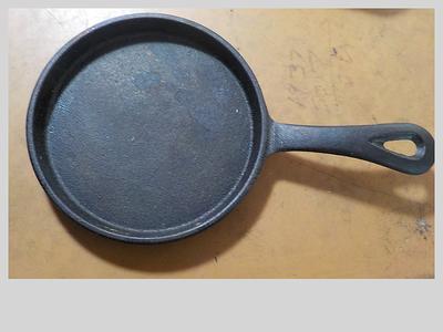 Vintage 9 Cast Iron Skillet, Made in USA, Pour Spout, R, Frying