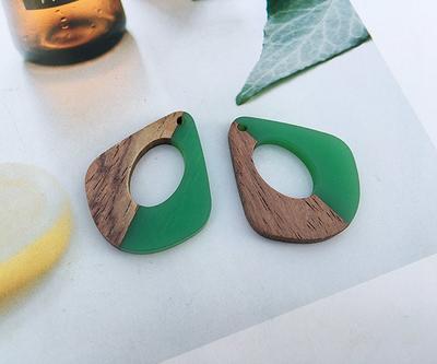 6 Wood And Resin Jewelry Tutorials