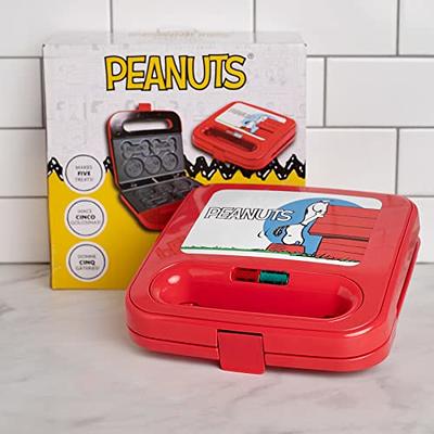 Uncanny Brands Peanuts Snoopy Toaster