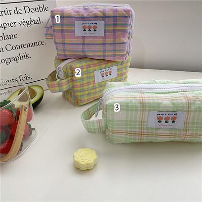 Checkered Pattern Zipper Makeup Bag