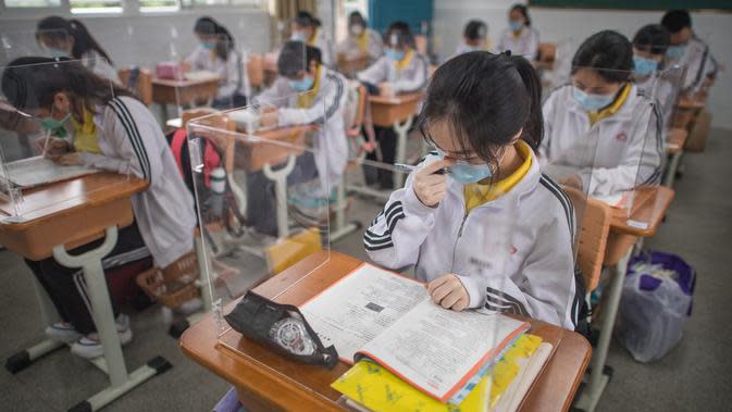 FOTO Kembali Bersekolah Pelajar Wuhan Gunakan Pembatas 