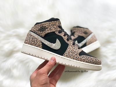 Air Jordan 1 Mid Women's Shoes. Nike IL