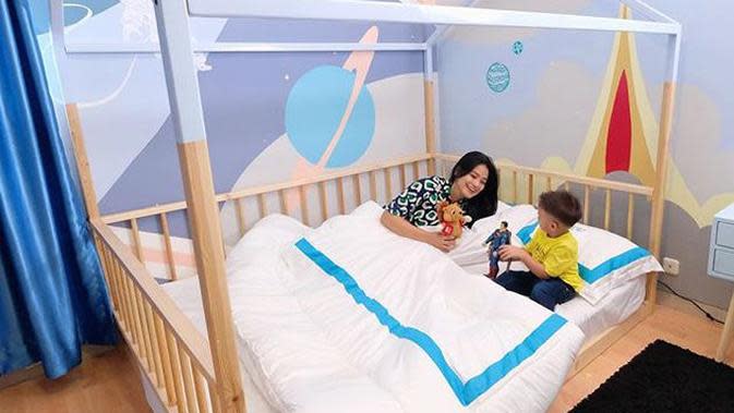 6 Potret Kamar  Kai dan Juna Anak Titi Kamal Bertema Luar  