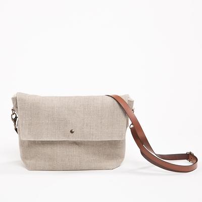 O Pochette Leather Shoulder Bag in Neutrals - Oscar De La Renta