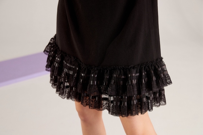 ICHE衣哲 時尚高領蕾絲荷葉蛋糕疊層拼接造型洋裝-曜黑