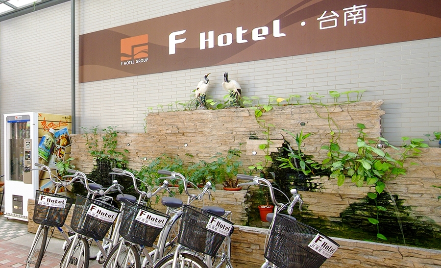 台南 F HOTEL 四人房住宿券(含早餐+贈拌手禮)