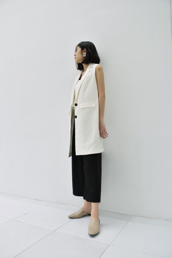 HERLS 全真皮鉚釘滾邊鏤空尖頭低跟鞋-米色