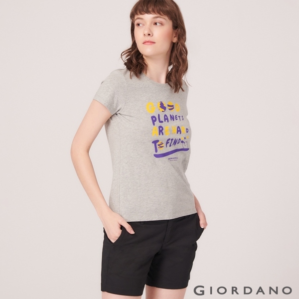 【GIORDANO】女裝DEAR WORLD系列印花T恤-52 中花灰