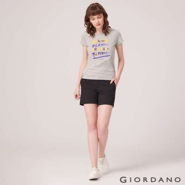 【GIORDANO】女裝DEAR WORLD系列印花T恤-52 中花灰