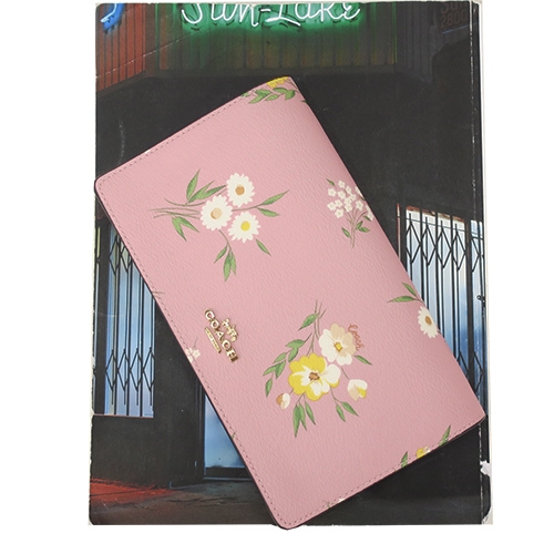 COACH CROSSBODY 雛菊印花翻蓋斜背/手拿包(康乃馨粉)