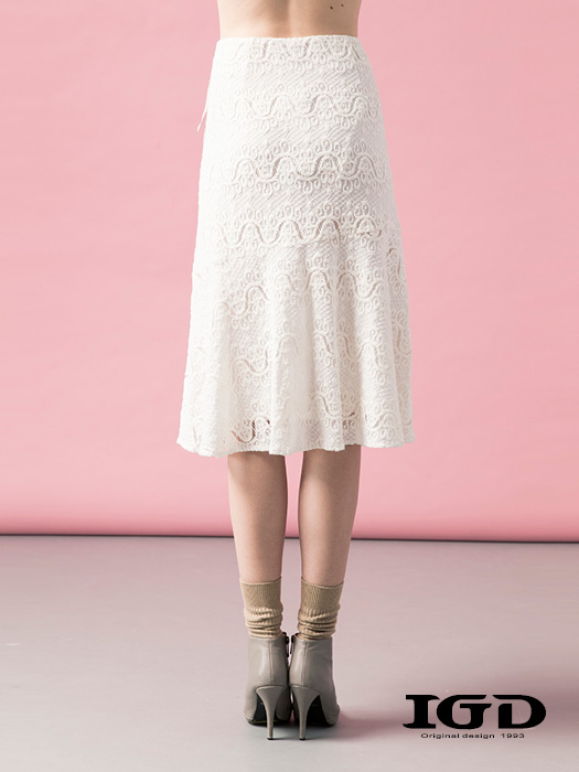【IGD 英格麗】浪漫蕾絲緞帶綴飾過膝裙-米白