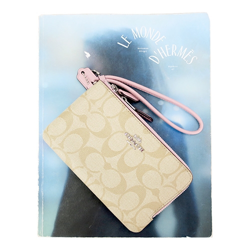 COACH 經典馬車PVC雙拉鍊手拿包(卡其康乃馨粉)