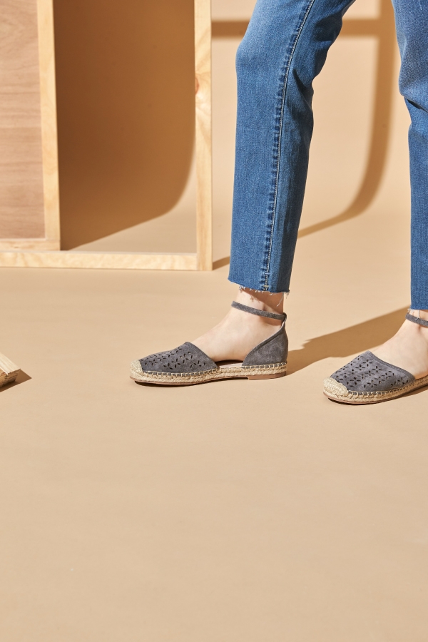 HERLS 兩穿鏤空麂皮絨踝帶麻底涼鞋(附緞帶)-灰色