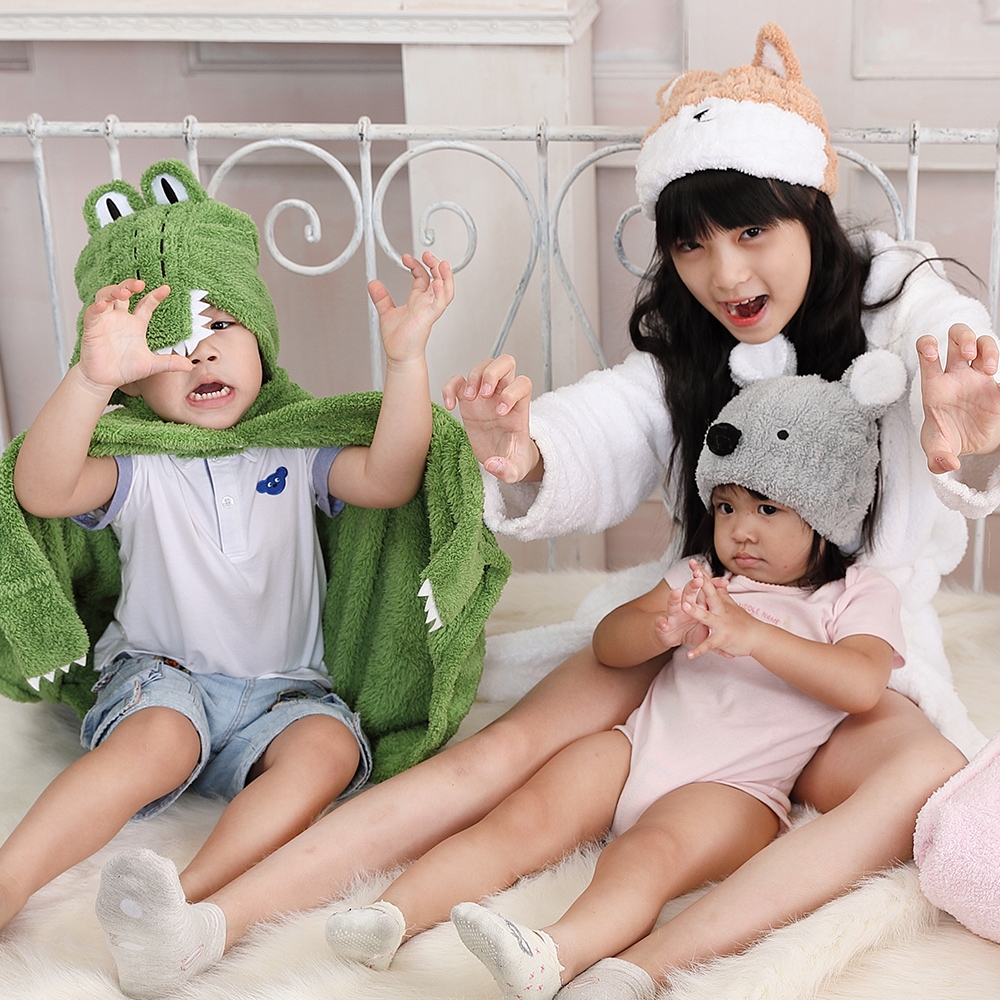 【MORINO摩力諾】動物造型速乾兒童連帽罩袍 披風 抱枕(鱷魚) 附提袋