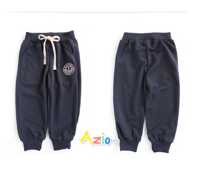 Azio Kids 男童 長褲 素色綁帶刺繡徽章縮口休閒褲 (藍)