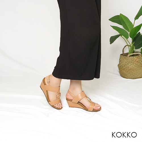 KOKKO - 下扣式小個子女孩楔型鞋- 裸棕