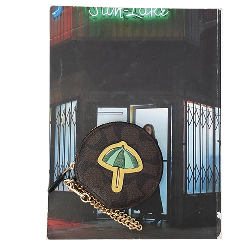 COACH 馬車C LOGO 童趣陽傘PVC鍊帶手掛零錢包(咖啡) COACH 馬車C LOGO 童趣陽傘PVC鍊帶手掛零錢包(咖啡)