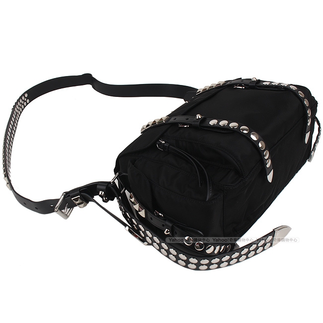 PRADA Saffiano 經典LOGO 尼龍 鉚釘飾小牛皮背帶 肩背/斜背包(經典黑)