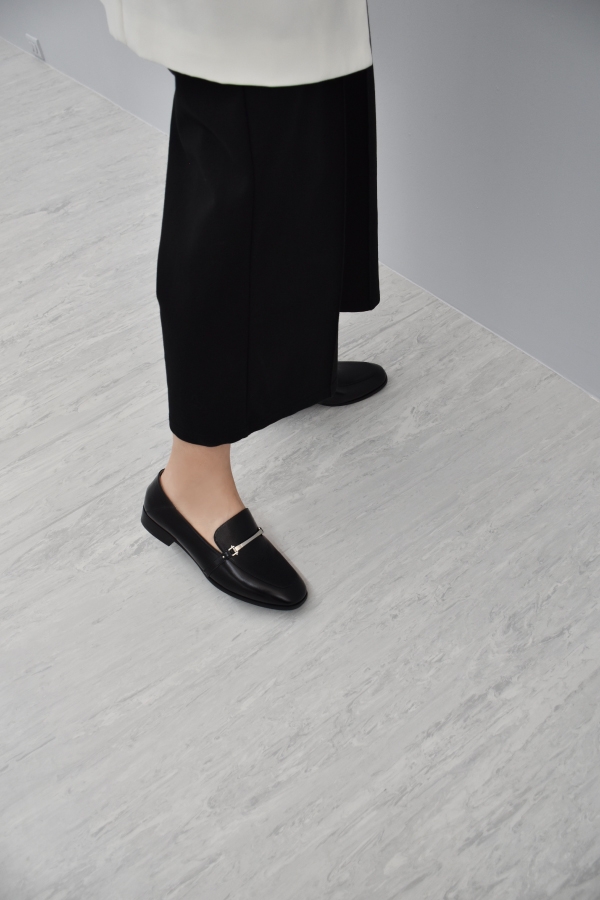 HERLS 摩登自信 全真皮經典馬銜釦樂福鞋-黑色