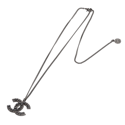 CHANEL 香奈兒經典CC LOGO 大小珍珠鑲嵌水鑽墜飾項鍊(霧銀)