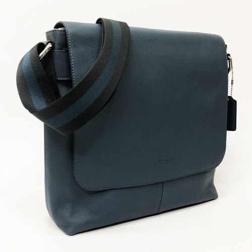 COACH 經典 LOGO 素面皮革男款掀蓋斜背包(黛藍)