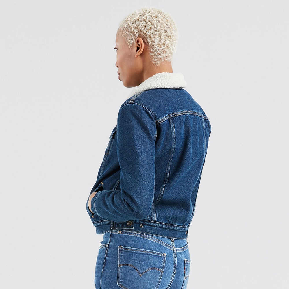 Levis 女款 牛仔外套 經典修身版型 中藍水洗 Sherpa棉花絨