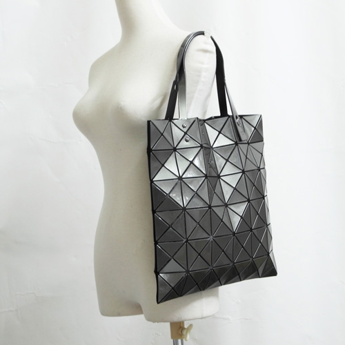 ISSEY MIYAKE 三宅一生BAOBAO金屬亮面方格6x6手提包-深灰色