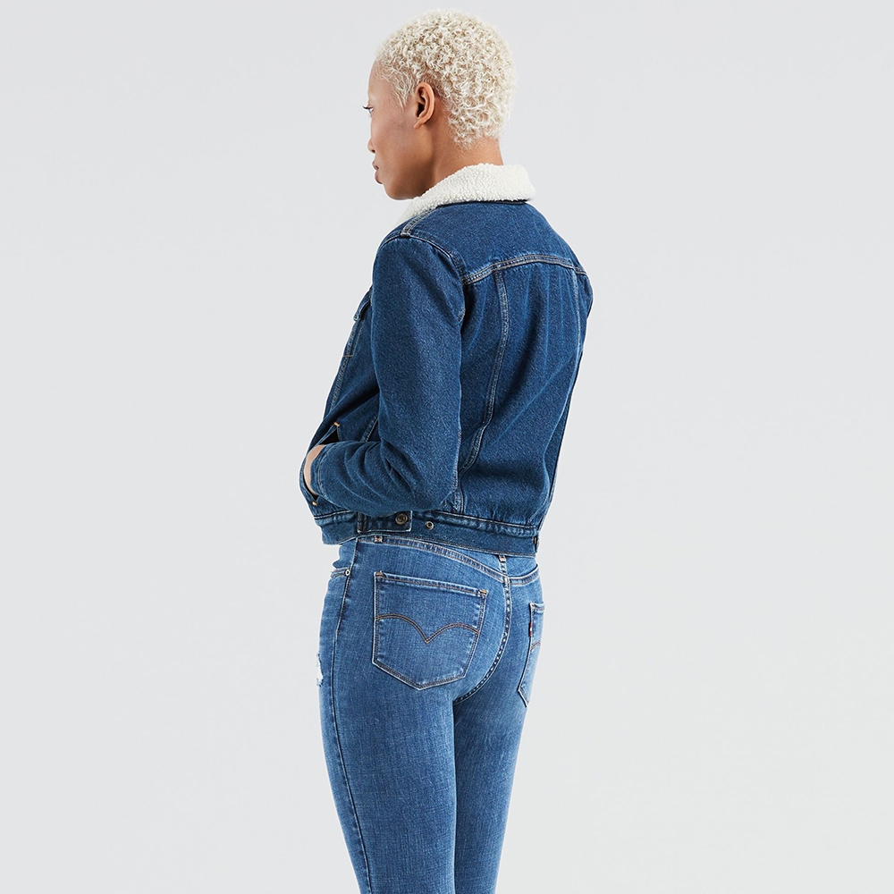 Levis 女款 牛仔外套 經典修身版型 中藍水洗 Sherpa棉花絨