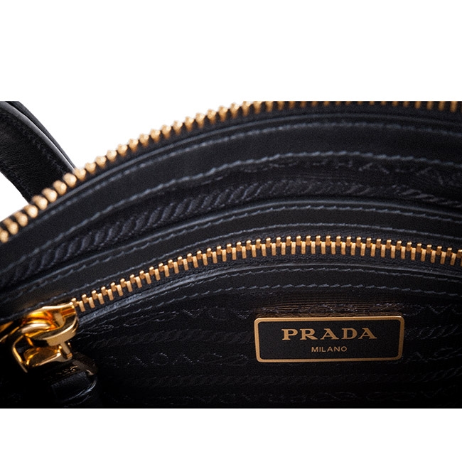 PRADA 經典Saffiano 雙層尼龍扁形肩背/斜背包 (黑色)