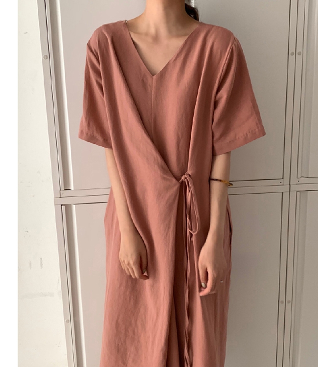MOCO復古V領百搭寬鬆側繫帶前後兩穿慵懶風長版棉麻洋裝