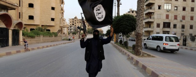 Uomo con bandiera ISIS (Reuters)