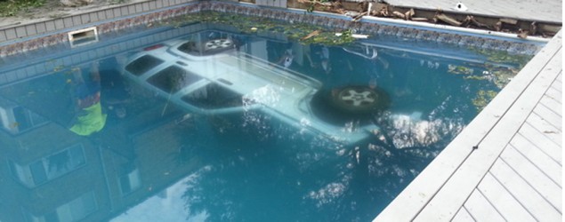 An SUV crashes into a Lakewood, Ohio, swimming pool. (Yahoo News)