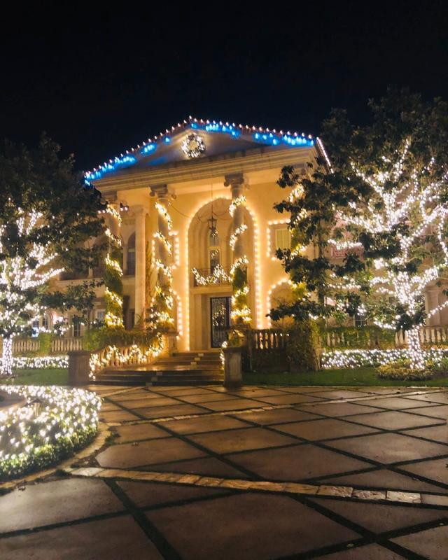 Britney Spears Spends A Fortune On Christmas Lights You Will Never Guess The Price