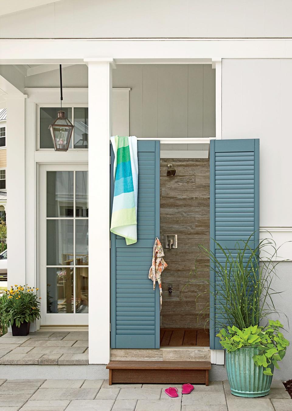 Fresh-Air Outdoor Bath Showers for Beach Houses