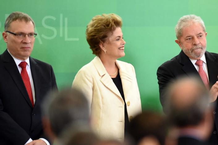 The new Justice Minister Eugenio Aragão (L), Brazilian President Dilma Rousseff (C) and former president Luiz Inacio Lula da Silva during the minister's swearing-in ceremony at the Planalto Palace in Brasilia, on March 17, 2016 (AFP Photo/Evaristo Sa)