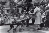 Die damals 17-jährige Judy Garland (Bild, rechts) spielte sich als Dorothy, ein einfaches Mädchen aus Kansas, in die Herzen der Zuschauer. Die Produzenten von "Der Zauberer von Oz" (1939) hatten ziemliche Mühe, die sich abzeichnenden weiblichen Rundungen ihrer Hauptdarstellerin zu kaschieren. (Bild: Online USA, Inc. / Getty Images)