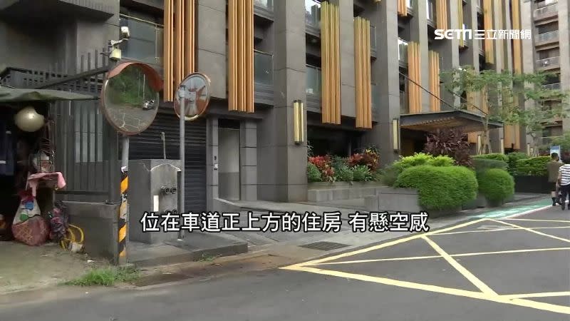 銷售認為車道戶較難成交，因為車輛進出車庫及馬達聲會引起噪音。