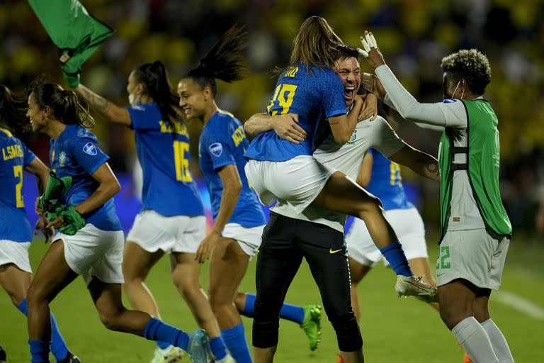 Las brasileñas celebran la conquista de la Copa América en Colombia, tras vencer en la final al local por 1-0; al campeón le costó ganar, y lo hizo mediante un penal.