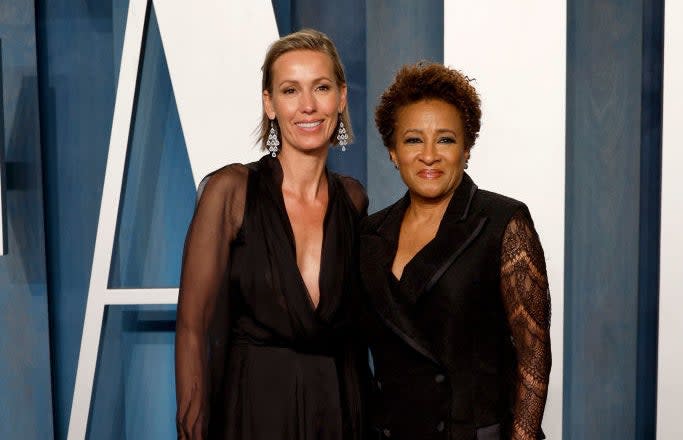 Alex Niedbalski and Wanda Sykes attend the 2022 Vanity Fair Oscar Party